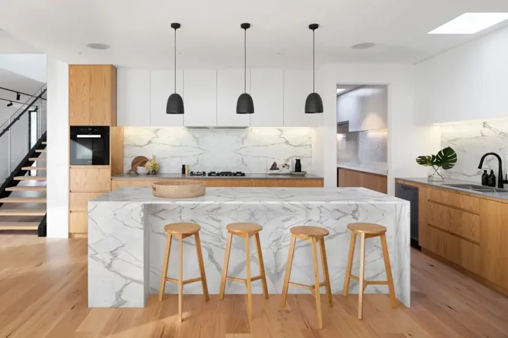 Marble countertop island, modern kitchen by X Kitchens